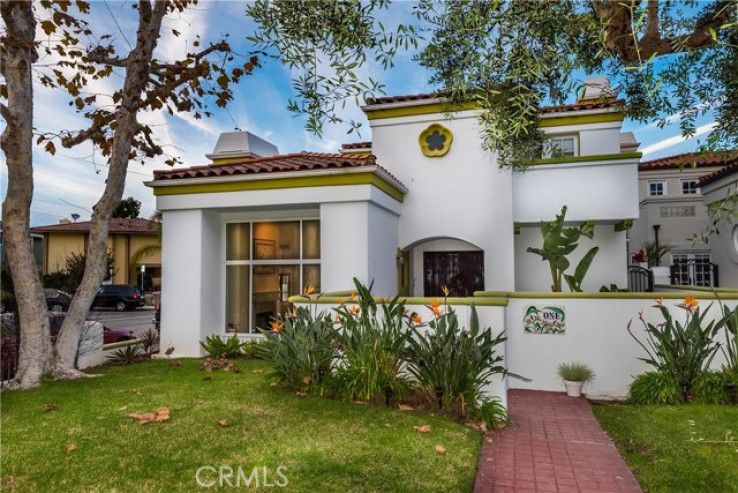 Residential Home in Manhattan Bch Tree