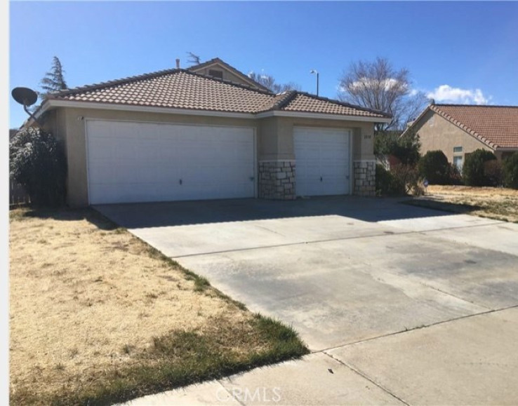 4 Bed Home to Rent in Palmdale, California