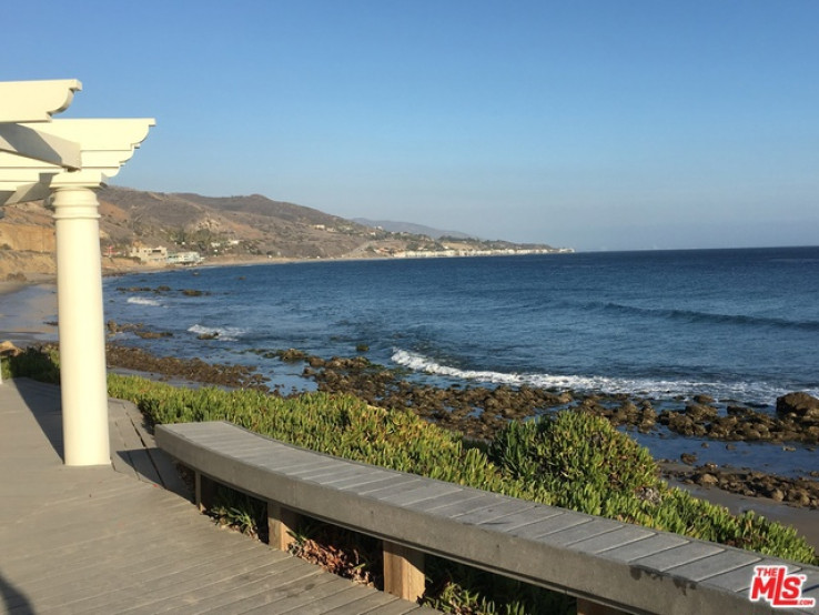 Residential Lease in Malibu Beach