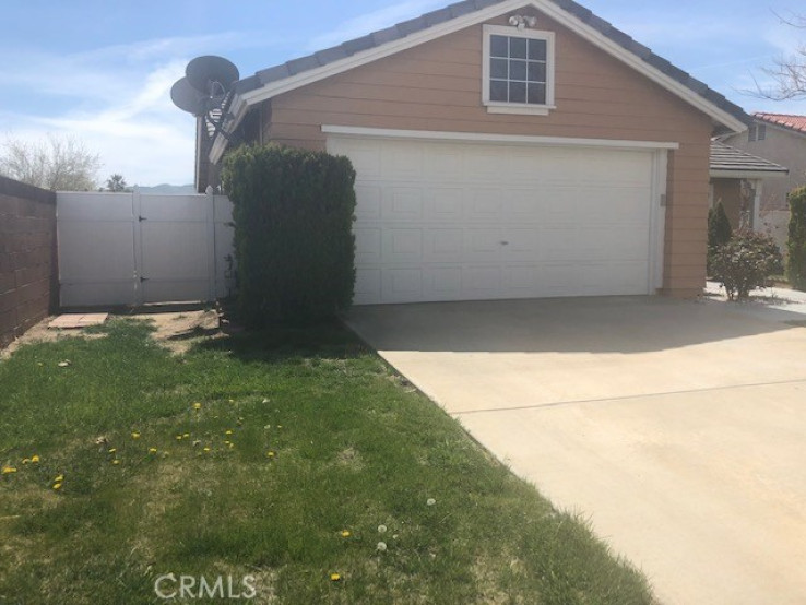 3 Bed Home to Rent in Palmdale, California