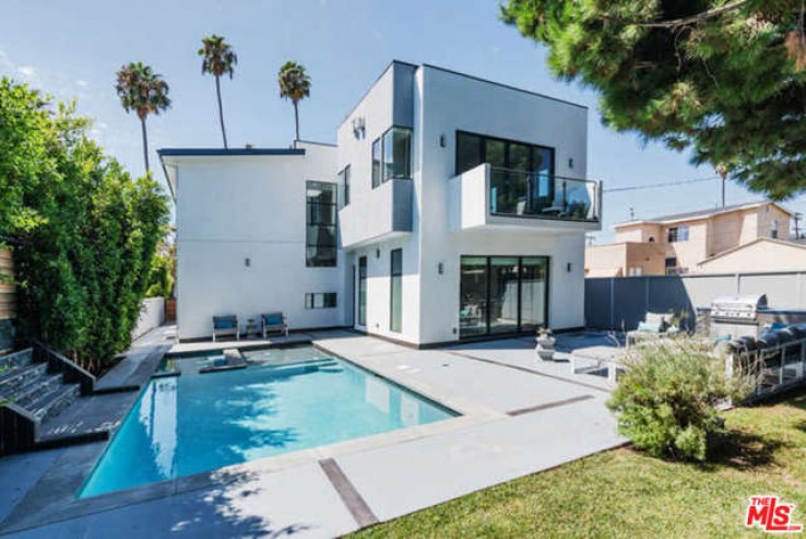 7 Bed Home to Rent in Los Angeles, California