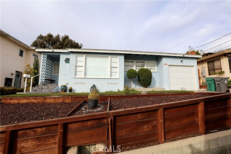 Residential Home in Manhattan Bch Hill