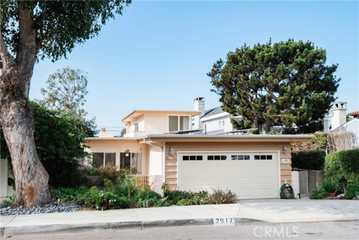 Residential Home in Manhattan Bch Tree