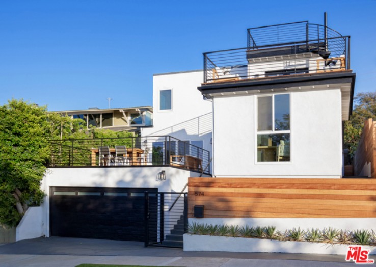 Residential Home in Pacific Palisades