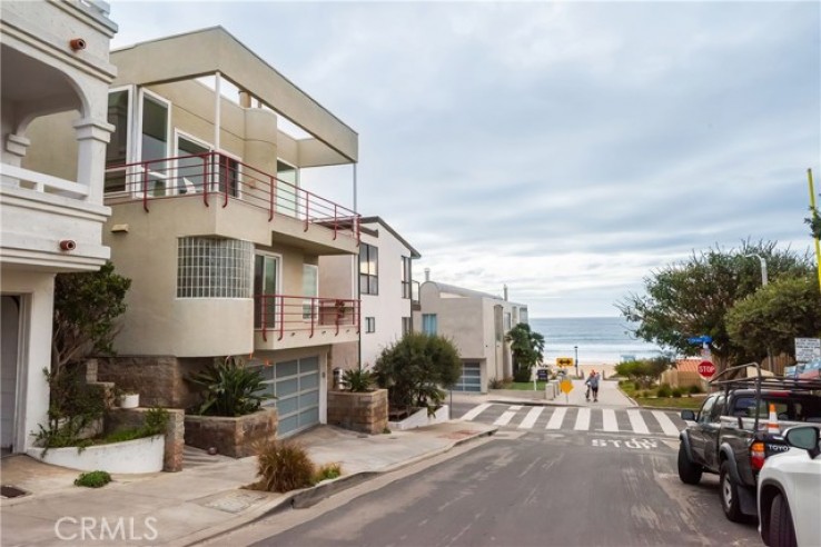 Residential Home in Manhattan Bch Sand