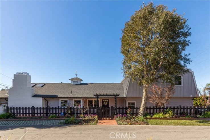 Residential Home in Manhattan Bch Tree