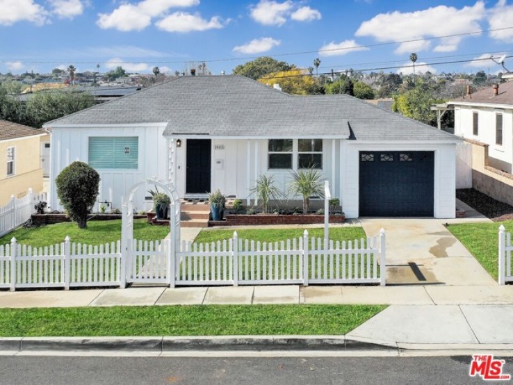 Residential Home in Manhattan Bch Heights/Lib Vlg