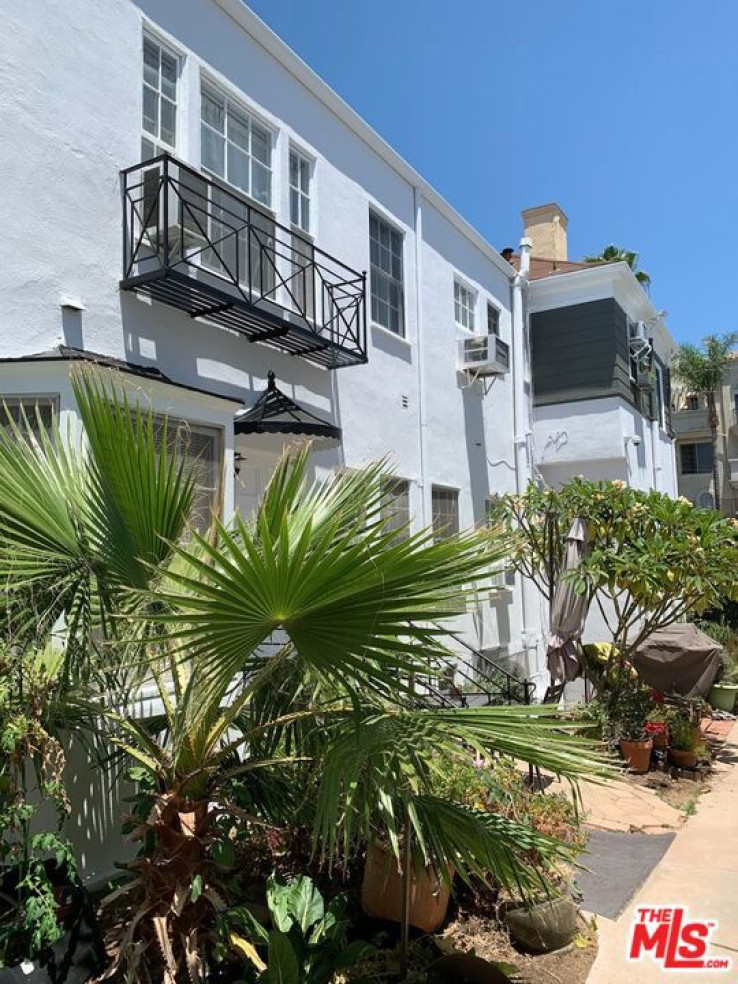 Residential Lease in West Hollywood Vicinity