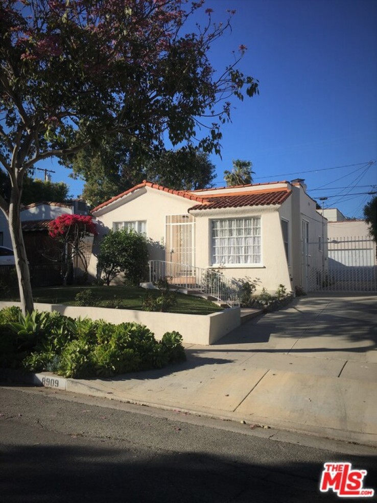 Residential Home in West Hollywood Vicinity