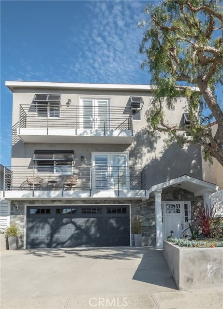 Residential Home in Manhattan Bch Tree