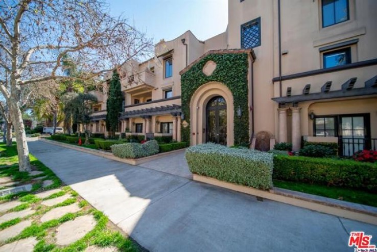 Residential Lease in Toluca Lake