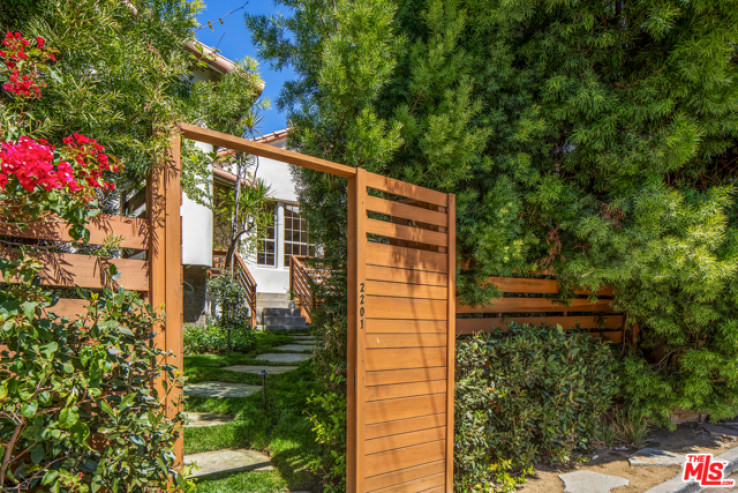 Residential Home in Hollywood Hills East