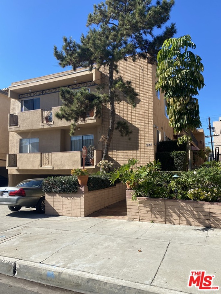 Residential Lease in West Hollywood Vicinity