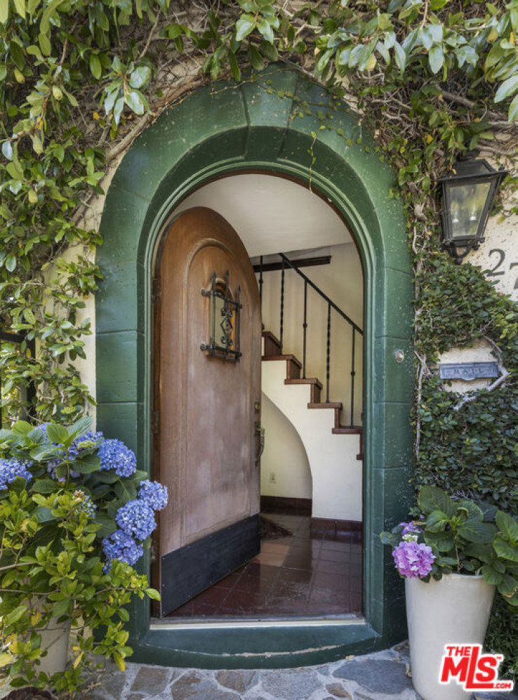 Residential Home in Hollywood Hills East