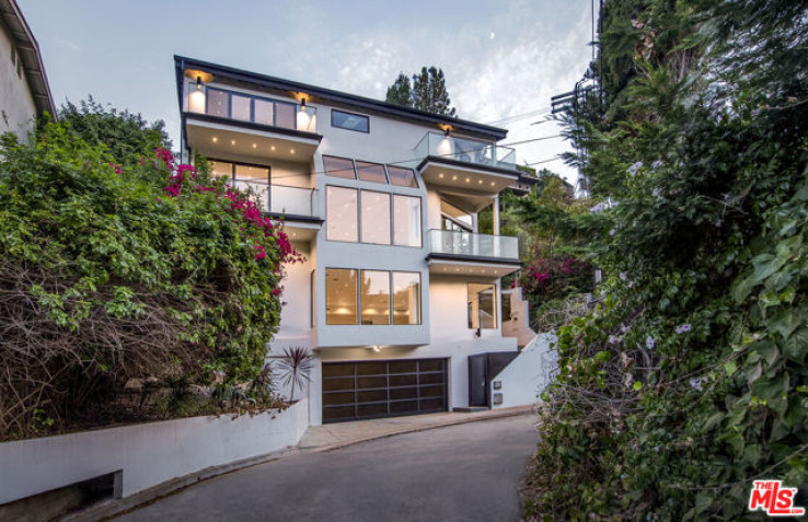 Residential Home in Hollywood Hills East