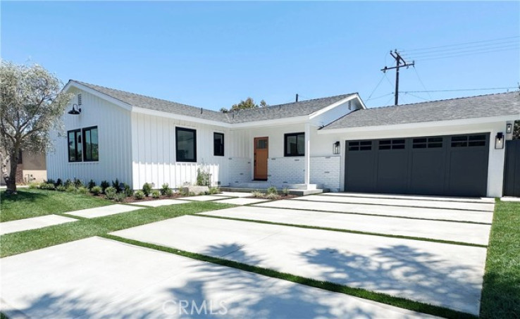 Residential Home in West Bay - Santa Ana Heights