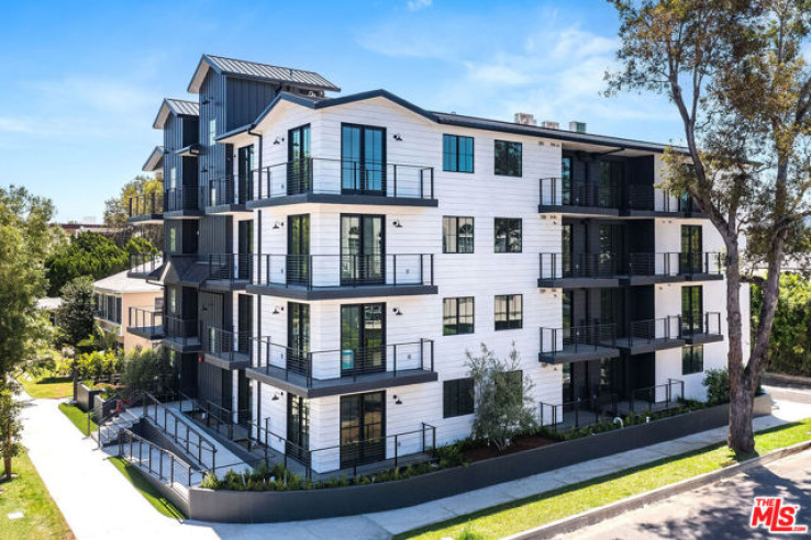 Residential Home in Toluca Lake