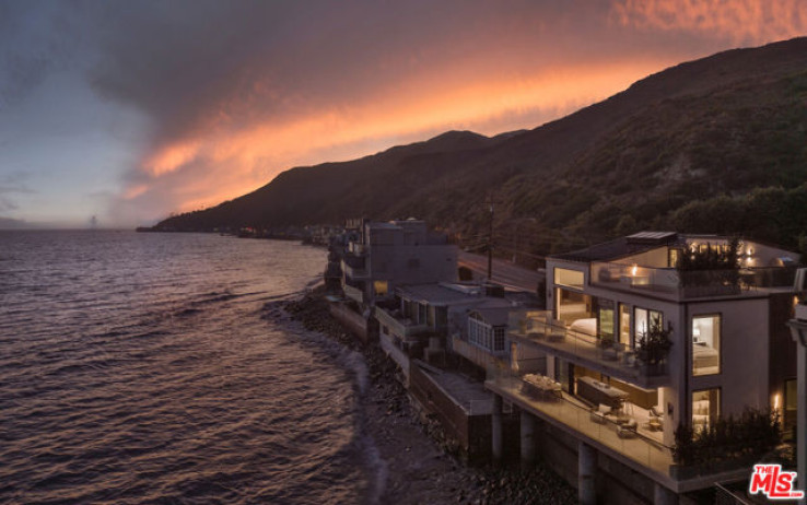 Residential Home in Malibu Beach