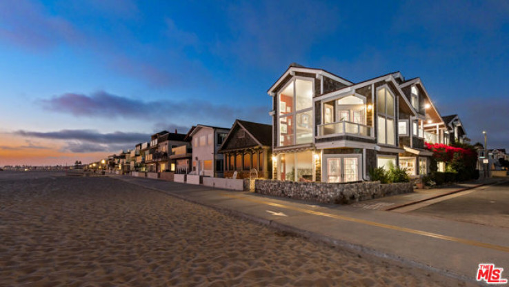 Residential Home in West Newport - Lido