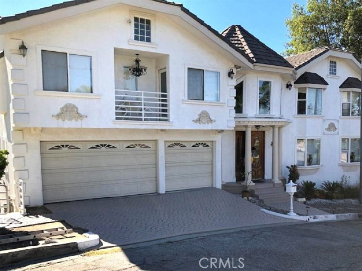 Residential Home in Woodland Hills