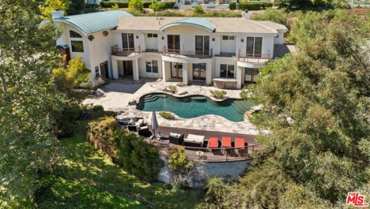 Residential Home in Calabasas