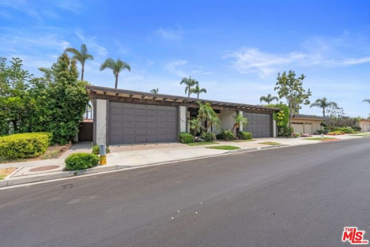 Residential Home in West Bay - Santa Ana Heights