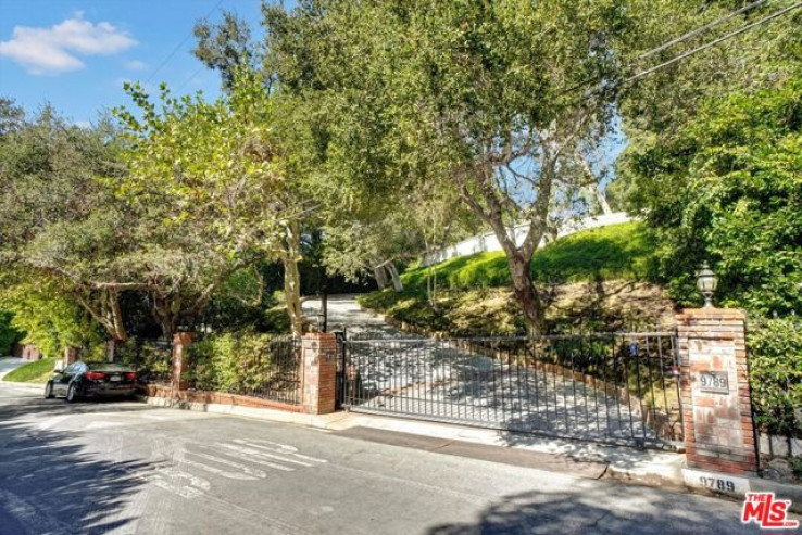 Residential Home in Beverly Hills Post Office