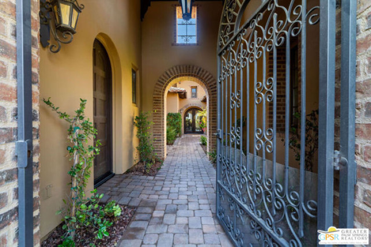 Residential Home in La Quinta South of HWY 111