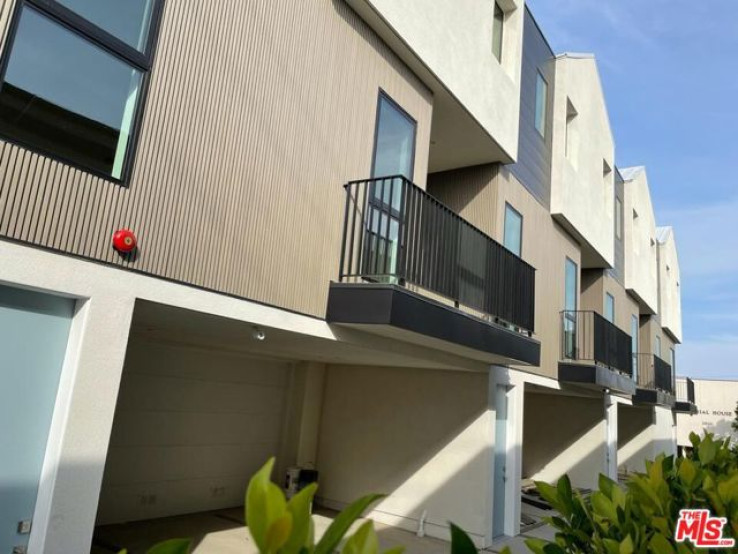 Residential Lease in Beverlywood Vicinity