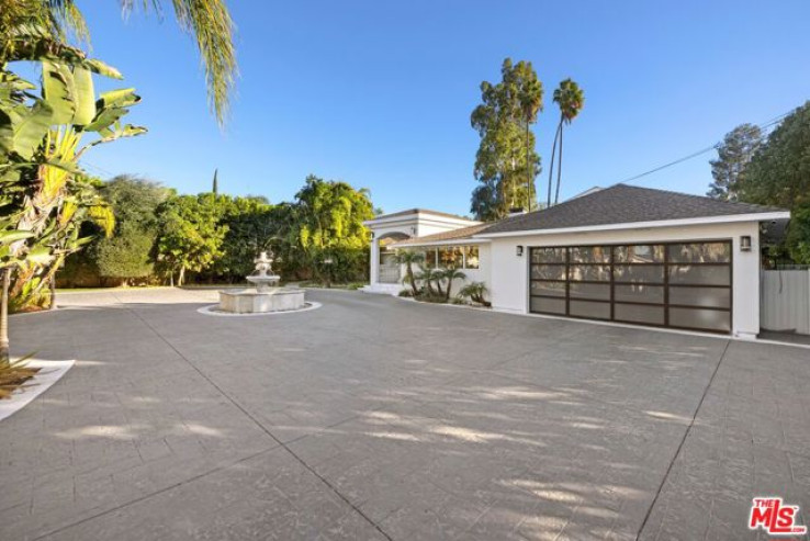 Residential Home in Woodland Hills