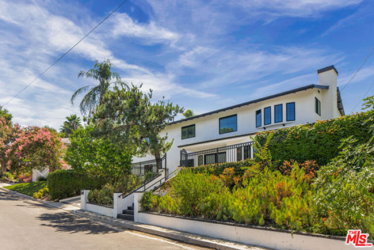 Residential Home in Woodland Hills