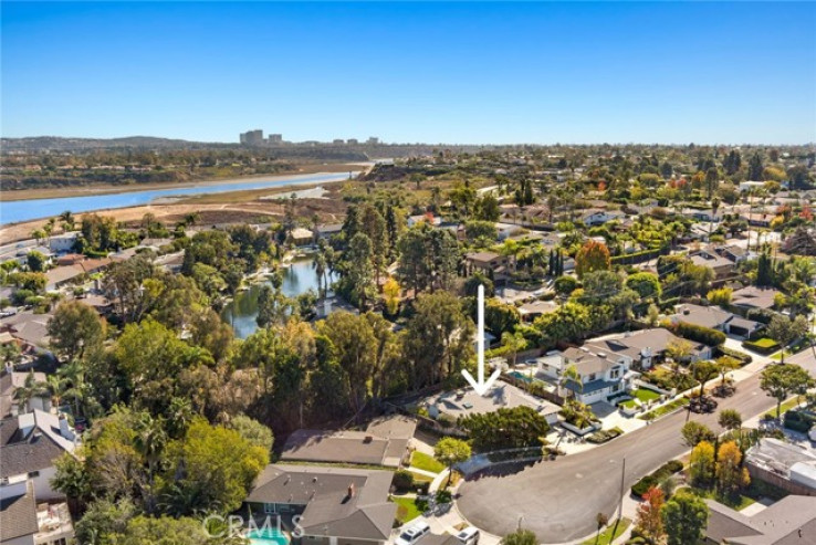 Residential Home in West Bay - Santa Ana Heights