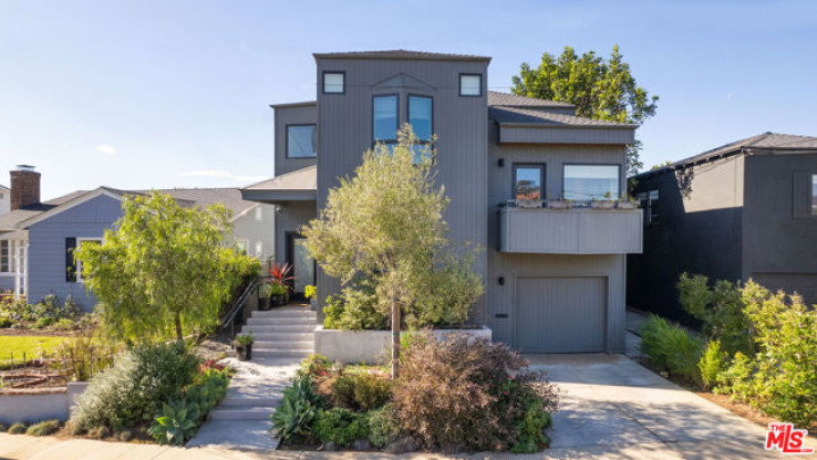 Residential Home in Pacific Palisades