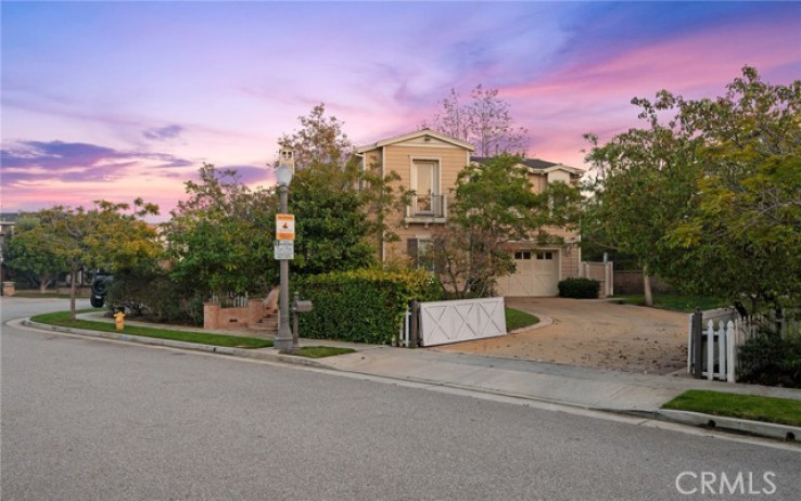 6 Bed Home for Sale in Los Angeles, California