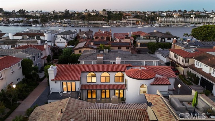 Residential Home in West Newport - Lido