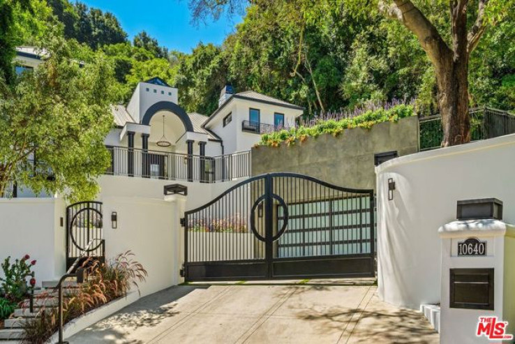 7 Bed Home for Sale in Los Angeles, California