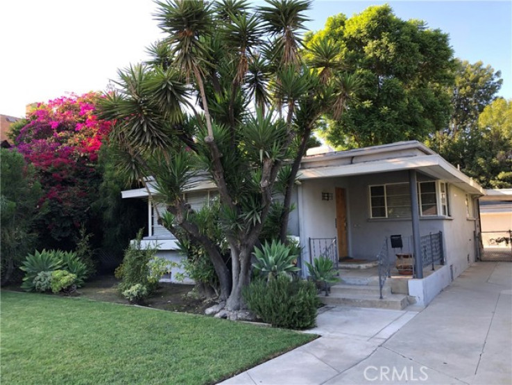 3 Bed Home to Rent in West Toluca Lake, California