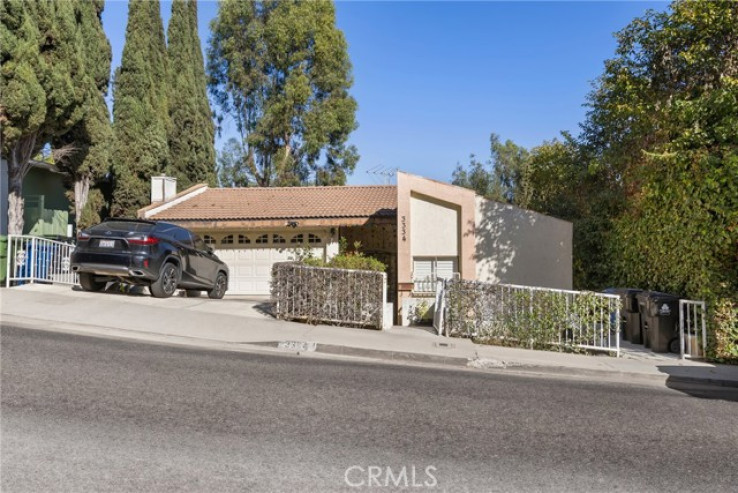 Residential Home in Hollywood Hills East