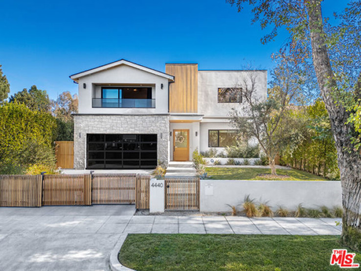 Residential Home in Toluca Lake