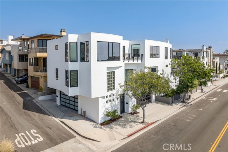 Residential Home in Manhattan Bch Sand