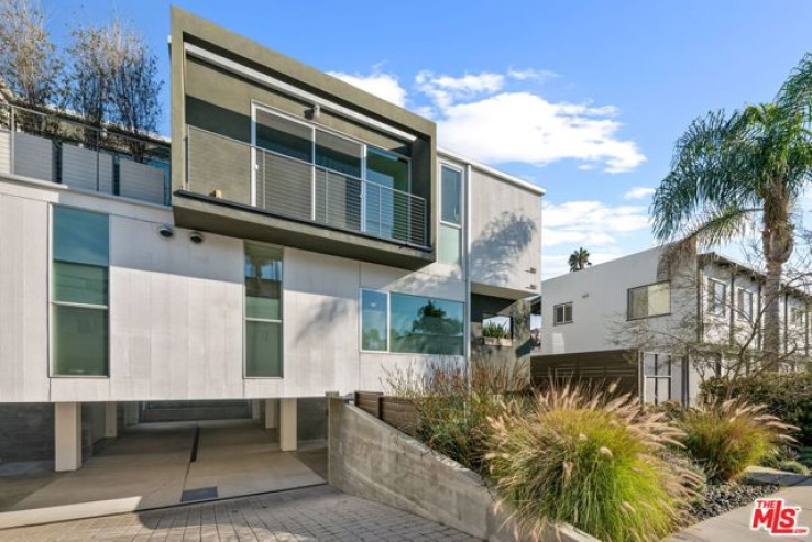 Residential Home in Manhattan Bch Heights/Lib Vlg