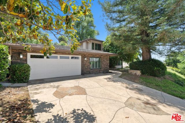 Residential Home in Woodland Hills