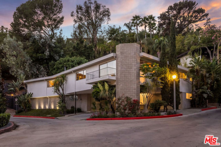 Residential Home in Beverly Hills Post Office