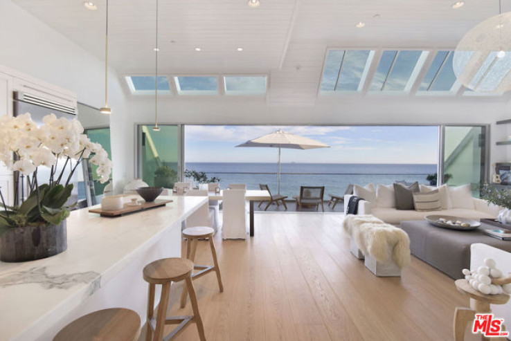 Residential Lease in Malibu Beach