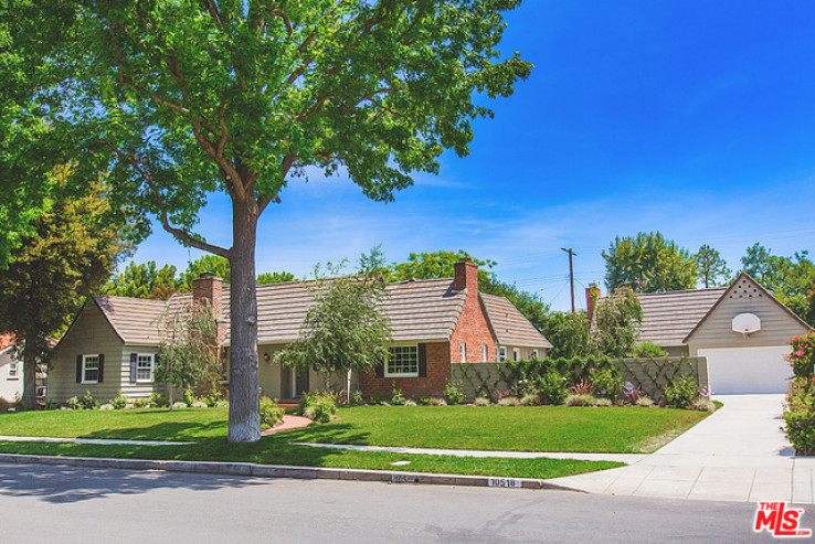 4 Bed Home to Rent in Toluca Lake, California