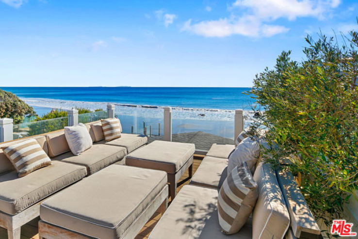 Residential Lease in Malibu Beach