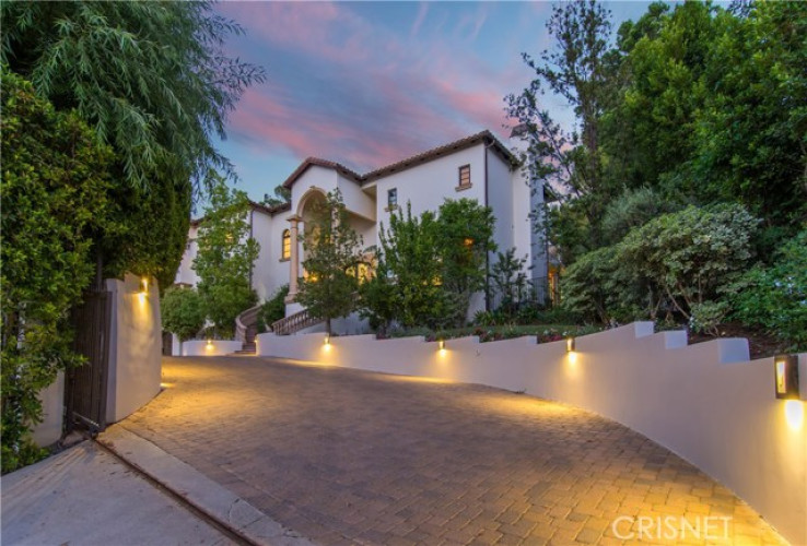 Residential Home in Woodland Hills