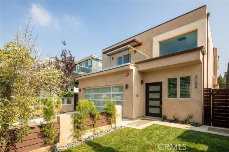 Residential Home in Manhattan Bch Tree