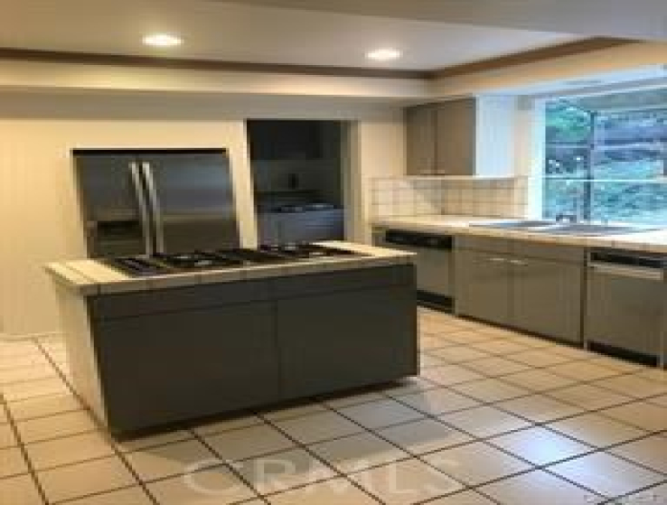 2 Bed Home to Rent in Studio City, California