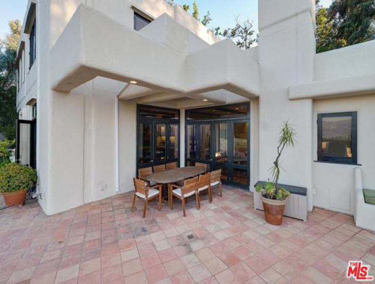 3 Bed Home to Rent in Beverly Hills, California